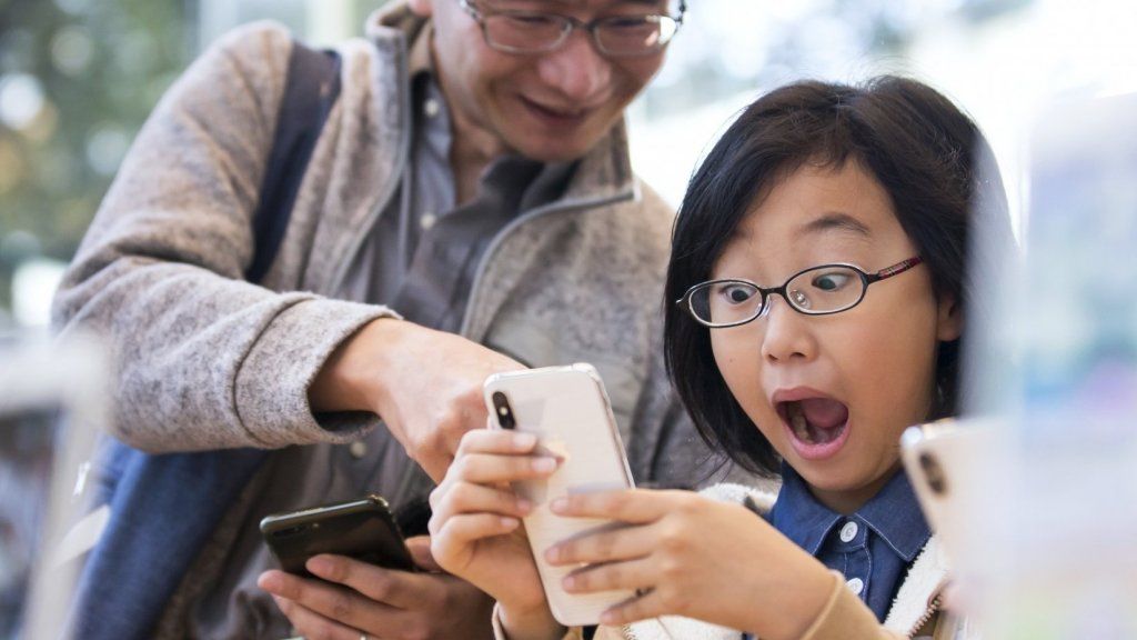 משקיעים גדולים אלה באפל רוצים לדעת אם מכשירי אייפון מזיקים לילדים