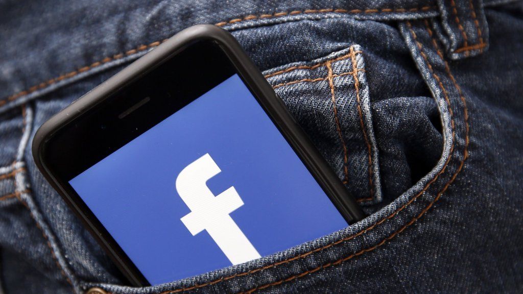פייסבוק אומרת שהיא צריכה לדעת תמיד את המיקום שלך, ומזהירה את משתמשי iOS ו- Android מפני כיבוי
