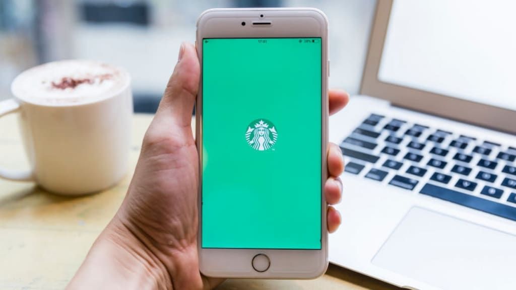 Starbucks je zasnoval sijajen načrt za posojanje denarja od kupcev (ne da bi se kdo jezil)