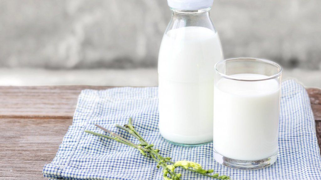 दशकों के शोध से पता चलता है कि दूध पीने से आपके शरीर को कम से कम 8 आश्चर्यजनक चीजें मिल सकती हैं